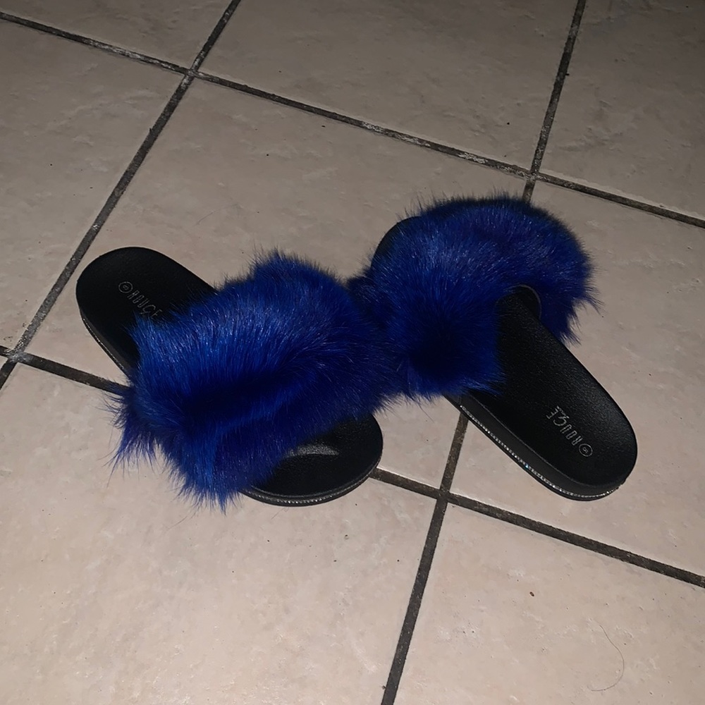 Rouge faux fur sandals